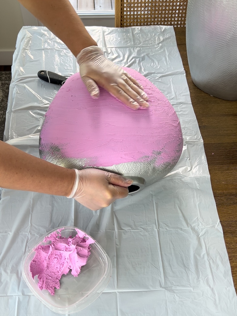 Covering a vase with a layer of spackling