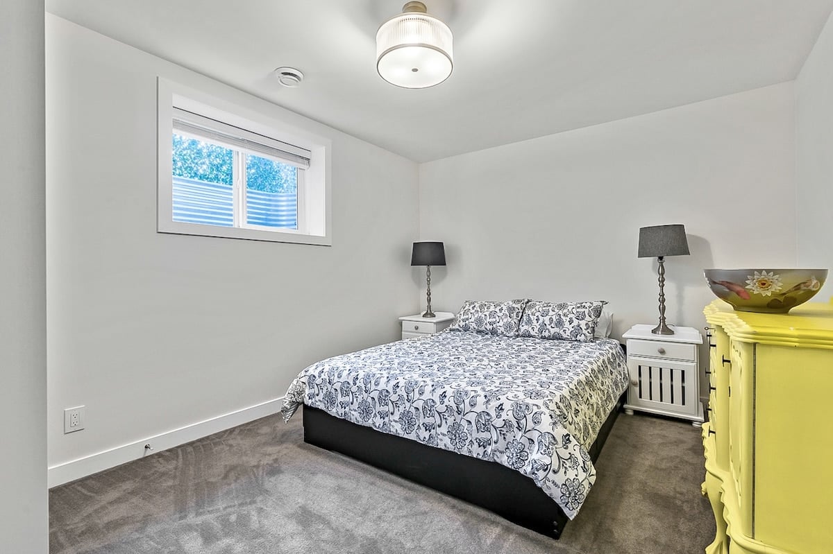 A bed with two lamps in a room